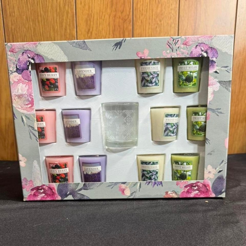 12 scented candle with a glass holder in a gift box NEW